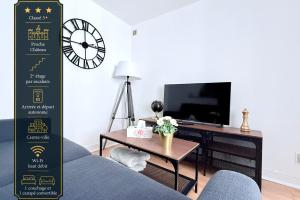 a sign in a living room with a couch and a tv at Le Roy Soleil Classé 3 étoiles Cosy & Cœur du quartier Saint-Louis in Versailles