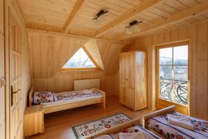 Un pat sau paturi într-o cameră la Domki Sarnówka