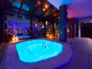 a jacuzzi tub in the middle of a room at ibis Styles Nowy Targ in Nowy Targ