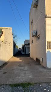 an empty alley next to a building at Jade in Chajarí