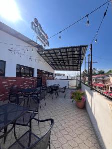 a patio with tables and chairs on a building at Hotel Boutique Santa Lucía in Aquismón