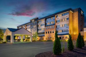 a hotel with a parking lot in front of it at Garner Hotel Wadsworth by IHG in Wadsworth