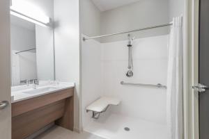 Bilik mandi di Microtel Inn & Suites by Wyndham New Martinsville +25 gambar