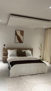 a white bedroom with a large white bed in it at Elegance appart-Yoff virage in Dakar