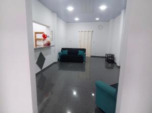 ein Wohnzimmer mit Sofa und Sessel in der Unterkunft Hotel Terranova in El Vigía
