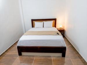ein Bett in einem kleinen Zimmer mit einem Bett sidx sidx sidx in der Unterkunft Hotel Terranova in El Vigía