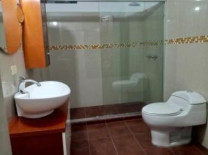 ein Badezimmer mit Toilette, Waschbecken und Dusche in der Unterkunft Hotel Terranova in El Vigía