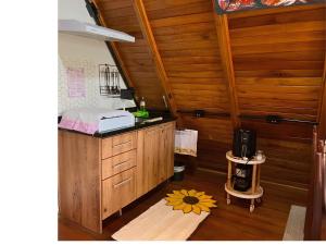 a kitchen with a counter with a coffee maker on the floor at Pousada Canto Gira Sol Estúdio Beija Flor 2º Andar 5 Min do Beto Carrero Penha SC in Penha