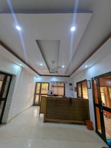 an office with a desk in the middle of a room at Hotel Palais D'OR in Ouagadougou