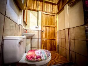 a bathroom with a toilet and a sink at Casa Chilamate in Puerto Jiménez