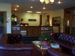 ein Wartezimmer mit Ledersofas und einem Couchtisch in der Unterkunft Nordic Inn Condominium Resort in Lincoln + 32 Fotos