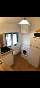 a kitchen with a washing machine and a washer and dryer at L'Ephémère in Paroy-sur-Tholon