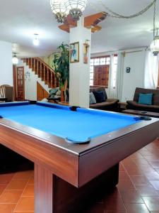 a pool table in the middle of a living room at LA CASA DE DOÑA EMMA in Mazamitla
