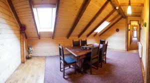 comedor con mesa de madera y sillas en Pensiune Borsa en Borşa