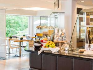 a kitchen with a counter with fruit on it at Novotel Brussels Airport in Diegem