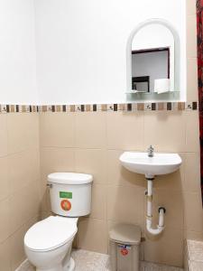 a bathroom with a toilet and a sink at Residencial Turístico Rio Guayas in Guayaquil