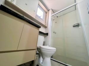 a bathroom with a toilet and a glass shower at Apartamento 2 quartos com Vista in Bauru +11 photos