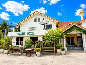a white building with a sign that reads hungry taco at โรงแรมลักเซอรี่ Luxury Hotel in Kanchanaburi City