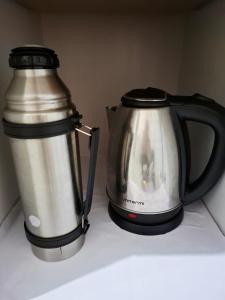a toaster and a coffee pot sitting on a counter at Studio Cataratas com garagem e ar condicionado in Foz do Iguaçu