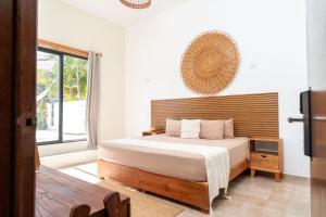 ein Schlafzimmer mit einem großen Bett und einem Fenster in der Unterkunft Mezcal Boutique Hotel in Cancún + 87 Fotos