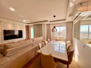 a living room with a couch and a table at Apartamento 2 quartos com Vista in Bauru