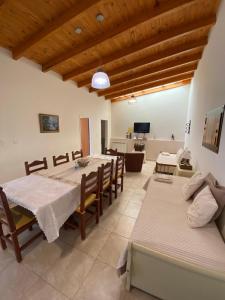 a dining room with a long table and a couch at Alem plaza apart in Comodoro Rivadavia
