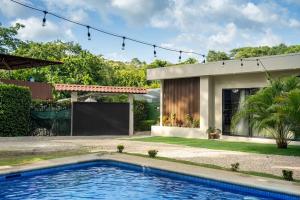 a house with a swimming pool in the yard at Akari Privè in Barranca