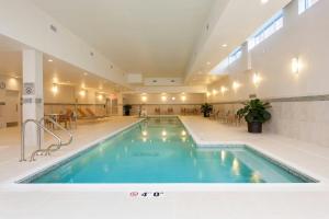 a swimming pool in a large building with a pool at Peoria Marriott Pere Marquette in Peoria