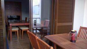 モンテ・ゴルドにあるApartamento Sol e Marのダイニングルーム(木製のテーブルと椅子付)