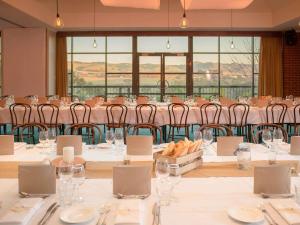 En restaurant eller et andet spisested på Novotel Barossa Valley Resort