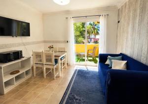 a living room with a blue couch and a table at Amplio, cómodo y junto a la playa de Boca Chica in Boca Chica