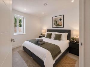 a bedroom with a large bed and a window at 2 Bedroom Addenbrookes Apartment in Trumpington