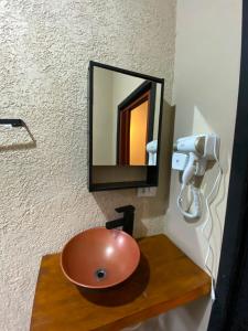 a bathroom with a copper sink and a mirror at Casa no Centro de São Francisco Xavier in São José dos Campos +10 photos