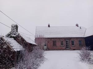 a red brick house with snow on it at Kamer in Fermette Vlaamse Ardennen in Maarkedal
