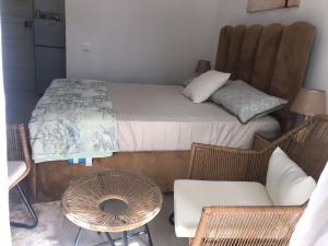 a bedroom with a bed and chairs and a table at Praia,Plateu in Praia