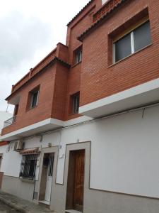 a red and white building with a brick at Piso Tarayuela in Barbate