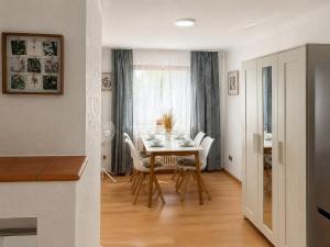 ein Esszimmer mit Tisch und Stühlen in der Unterkunft FeWo Central Rust in Rust