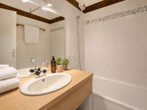 a bathroom with a sink and a bath tub at Ski-in Chalet-Style View Flat - Résidence les Eterlous in Val Thorens +3 photos