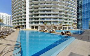 Kimpton EPIC Hotel by IHG में या उसके करीब स्विमिंग पूल