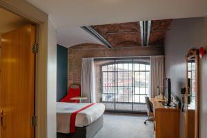 a bedroom with a bed and a desk and a window at Holiday Inn Express Liverpool-Albert Dock by IHG in Liverpool +152 photos