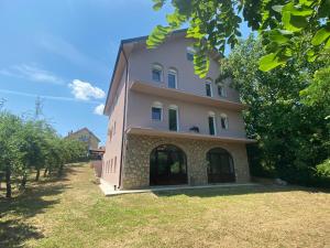 a building that is sitting in the grass at Kuća za odmor Aranđelovac in Arandelovac