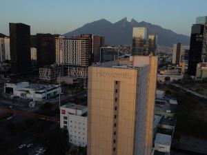 Blick auf eine Stadt ohne Wolkenkratzer in der Unterkunft Novotel Monterrey Valle in Monterrey