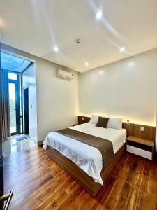 a bedroom with a large bed in a room at Mỹ Hương Hotel in Quang Tri +23 photos