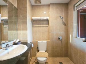 a bathroom with a toilet and a sink at Spencer Green Hotel Batu in Punten +9 photos