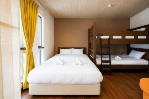 two beds in a room with two bunk beds at ミニョン マッペ in Osaka +21 photos