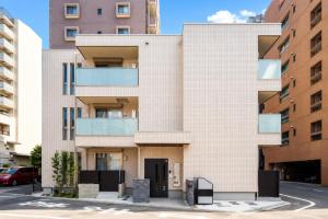 a brick building with a door in a street at ミニョン マッペ in Osaka