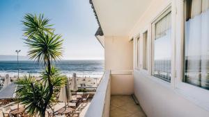 a balcony with a view of the ocean at Hotel Nilahue in Viña del Mar