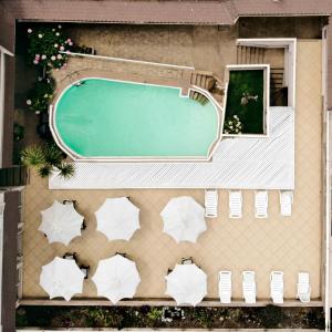 an overhead view of a swimming pool on a house at Hotel Nilahue in Viña del Mar