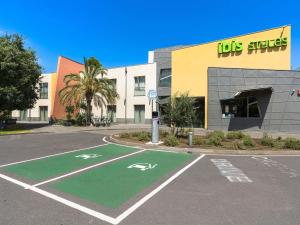 ein leerer Parkplatz vor einem Geschäft für heiße Laken in der Unterkunft ibis Styles Catania Acireale in Acireale + 203 Fotos