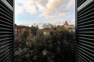 een raam met uitzicht op de stad bij Central Domus Roma in Rome